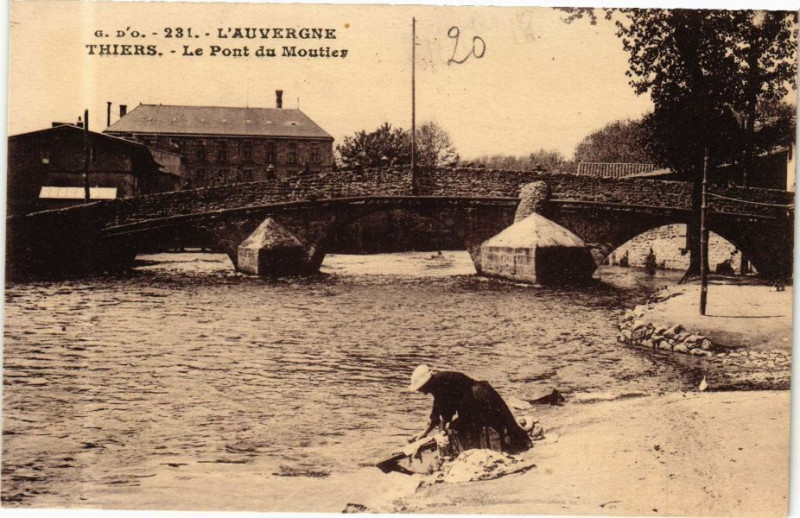 Carte postale ancienne G. D'O. - L'Auvergne - Thiers - Le Pont du Moutier à Thiers