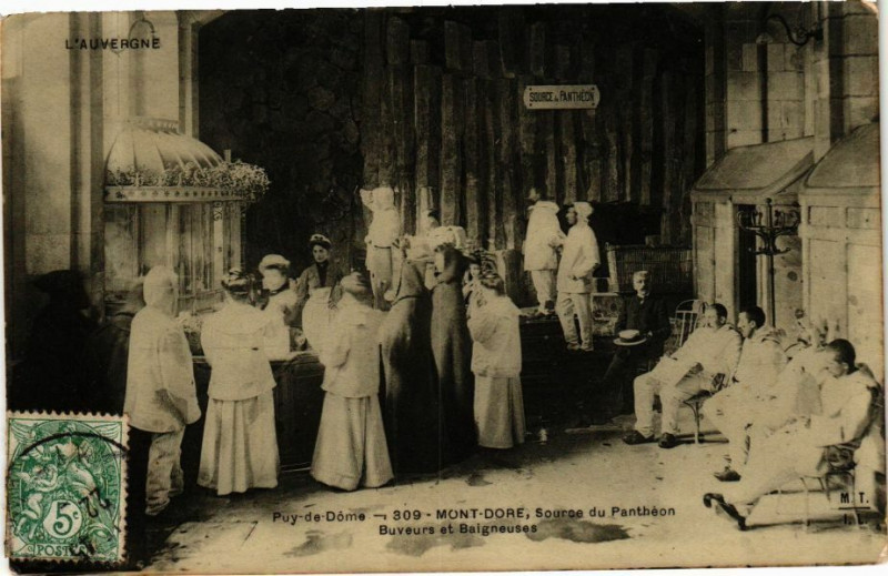 Carte postale ancienne Puy-de-Dome - Mont-Dore Source du Pantheon Buyeurs et Baigneuses à Mont-Dore