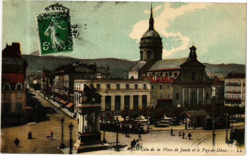 Carte postale ancienne Clermont-Ferrand - Un Coin de la Place de Jaude et le Puy-de-Dome à Clermont-Ferrand