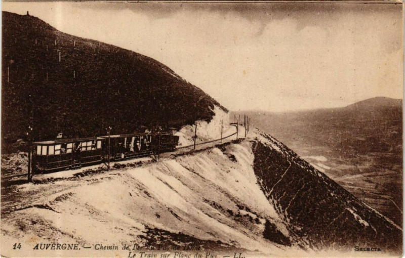 Carte postale ancienne Auvergne - Chemin de Fer au Puy-de-Dome - Le Train sur Flanc...