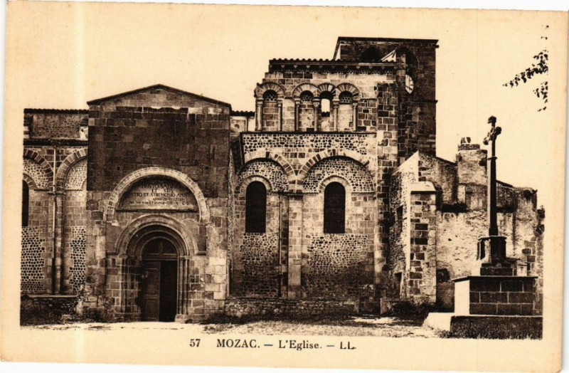 Carte postale ancienne Mozac - L'Eglise à Mozac