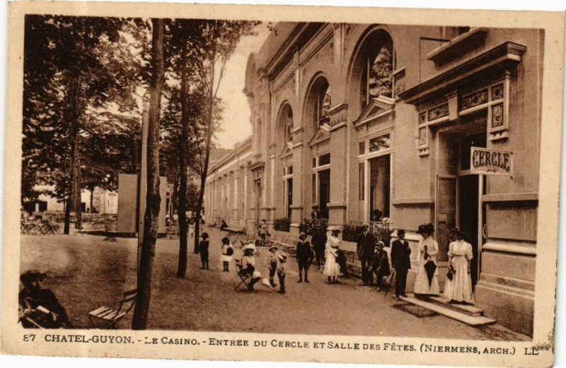 Carte postale ancienne Chatel-Guyon - Le Casino - Entrée du Cercle et Salle des Fetes à Châtel-Guyon