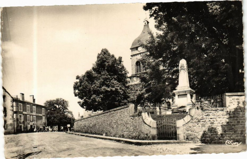 Carte postale ancienne Saint-Gervais-d'Auvergne (P.-de-D.) - Le Monument aux Morts à Saint-Gervais-d'Auvergne