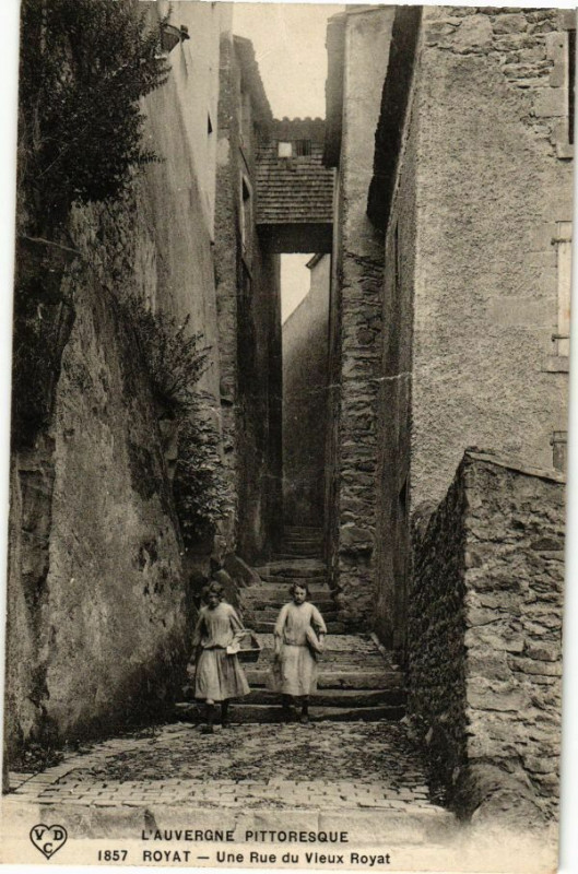 Carte postale ancienne L'Auvergne Pittoresque - Royat - Une Rue du Vieux Royat à Royat