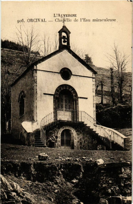 Carte postale ancienne L'Auvergne - Orcival - Chapelle de l'Eau miraculeuse à Orcival