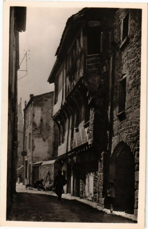 Carte postale ancienne Vic-le-Comte (P.-de-D.) - Les vieilles maisons à Vic-le-Comte