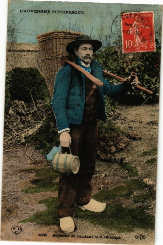 Carte postale ancienne L'Auvergne Pittoresque - Paysans se rendant aux Champs à Champs