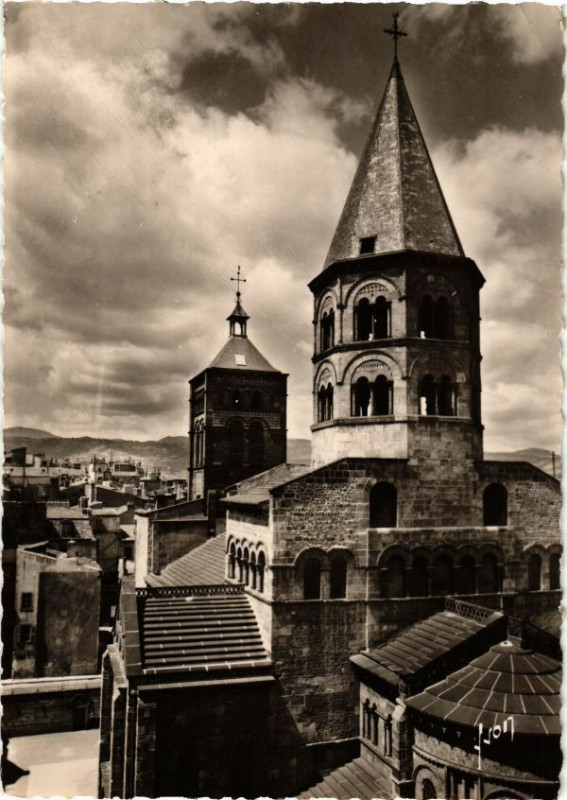 Carte postale ancienne Clermont-Ferrand (P.-de-D.) - Eglise N.-D. du Port (Xii siecle à Clermont-Ferrand
