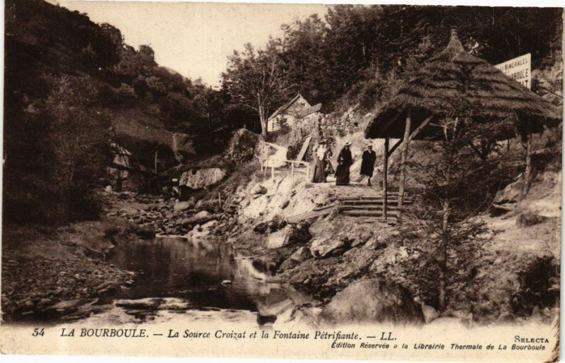 Carte postale ancienne La Bourboule - La Source Croizat et la Fontaine Petrifiante à La Bourboule
