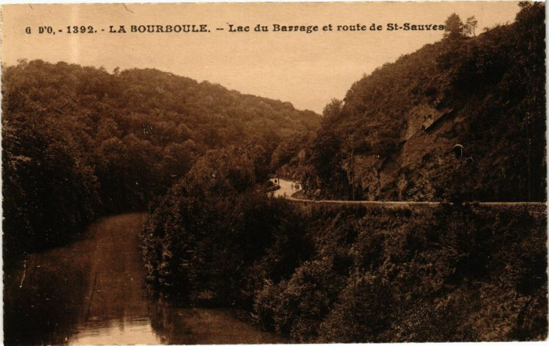 Carte postale ancienne G. D'O. - La Bourboule - Lac du Barrage et route de St-Sauves à La Bourboule