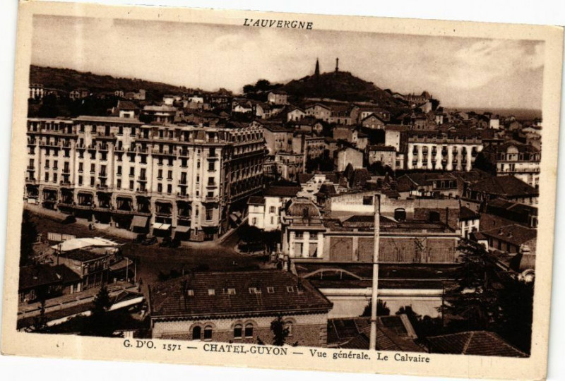Carte postale ancienne L'Auvergne - G. D'O. - Chatel-Guyon - Vue générale - Le Calvaire à Châtel-Guyon