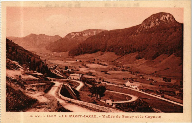 Carte postale ancienne G. D'O. - Le Mont-Dore - Vallée de Sancy et le Capucin à Mont-Dore