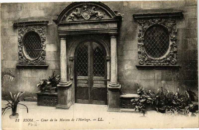Carte postale ancienne Riom - Cour de la Maison de l'Horloge à Riom