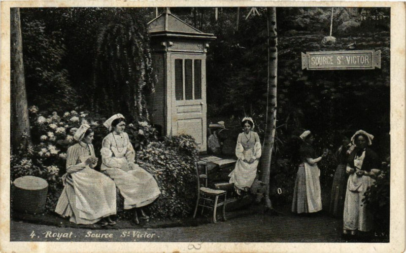 Carte postale ancienne Royat - Source St-Victor à Royat