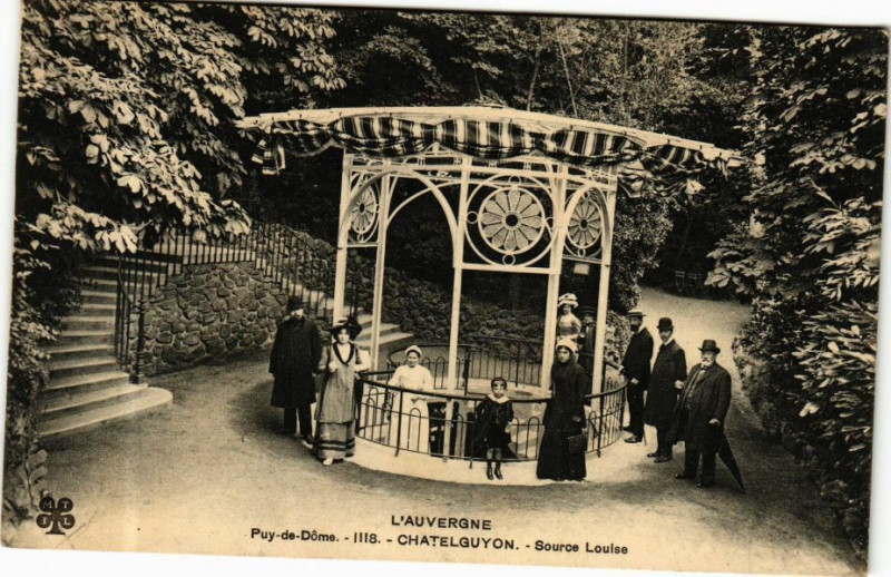 Carte postale ancienne L'Auvergne - Puy-de-Dome - Chatel-Guyon - Source Louise à Châtel-Guyon