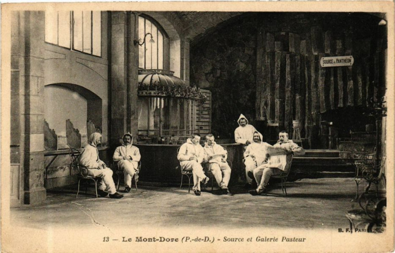 Carte postale ancienne Le Mont-Dore (P.-de-D.) - Source et Galerie Pasteur à Mont-Dore