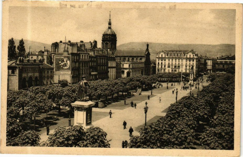 Carte postale ancienne Clermont-Ferrand (Puy-de-Dome) - La Place de Jaude (au premier plan à Clermont-Ferrand