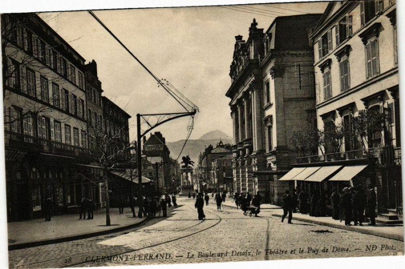Carte postale ancienne Clermont-Ferrand - Le Boulevard Desaix le Theatre et le Puy-de-Dome à Clermont-Ferrand
