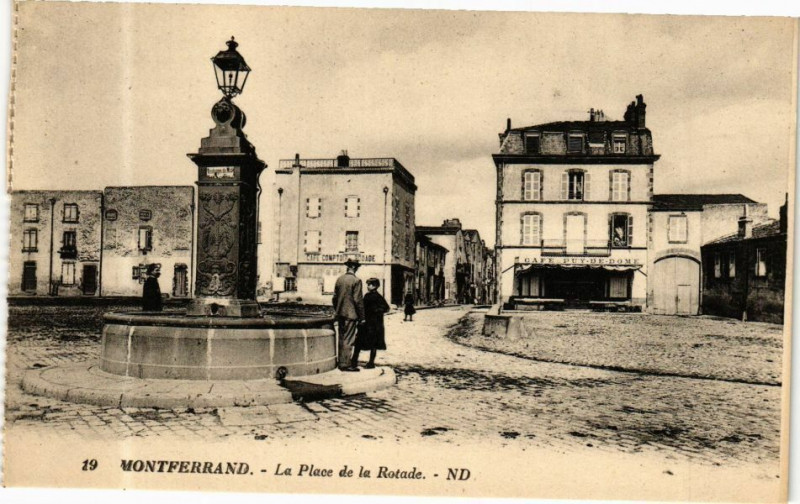 Carte postale ancienne Montferrand - La Place de la Rotade
