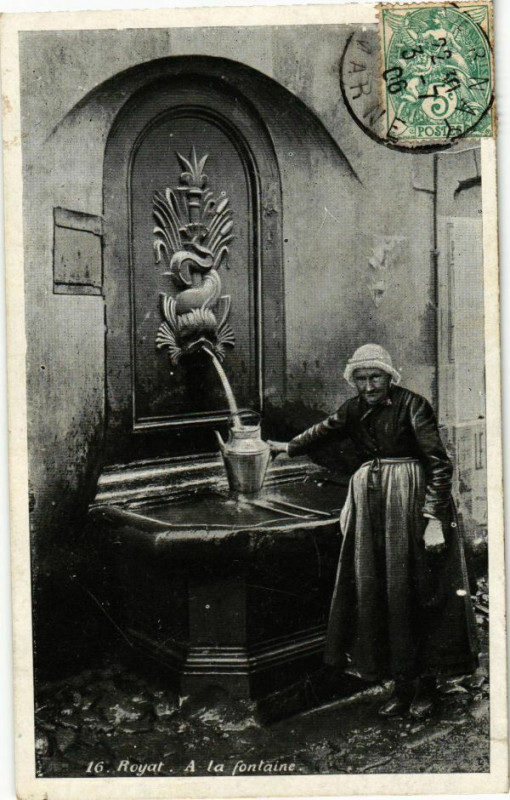 Carte postale ancienne Royat - A la fontaine à Royat