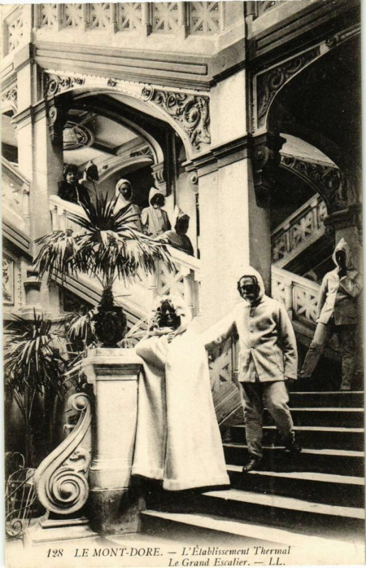 Carte postale ancienne Le Mont-Dore - L'Etabl. THERMal - Le grand Escalier à Mont-Dore