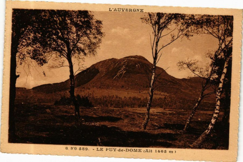 Carte postale ancienne L'Auvergne - G. D'O. - Le Puy-de-Dome (Alt 1465m)