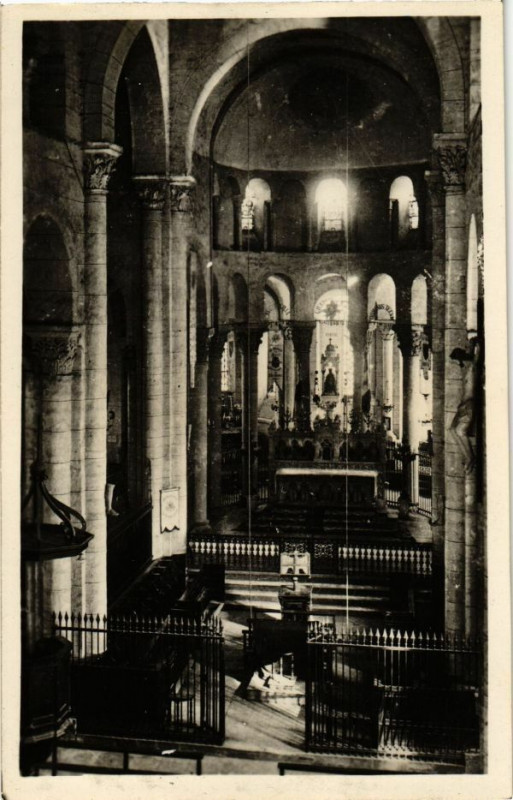 Carte postale ancienne Orcival - Interieur de l'Eglise l'une des plus remarquables du... à Orcival
