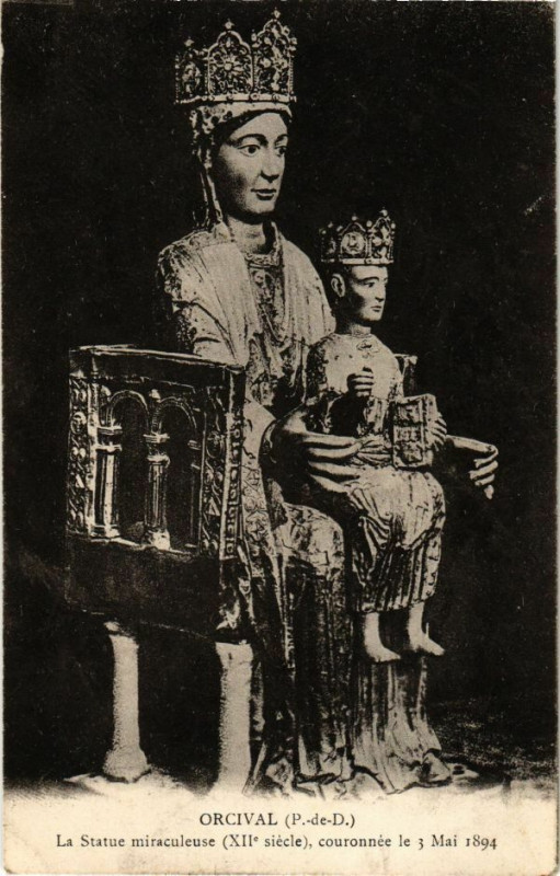 Carte postale ancienne Orcival (P.-de-D.) - La Statue miraculeuse (Xii siecle) couronnée à Orcival