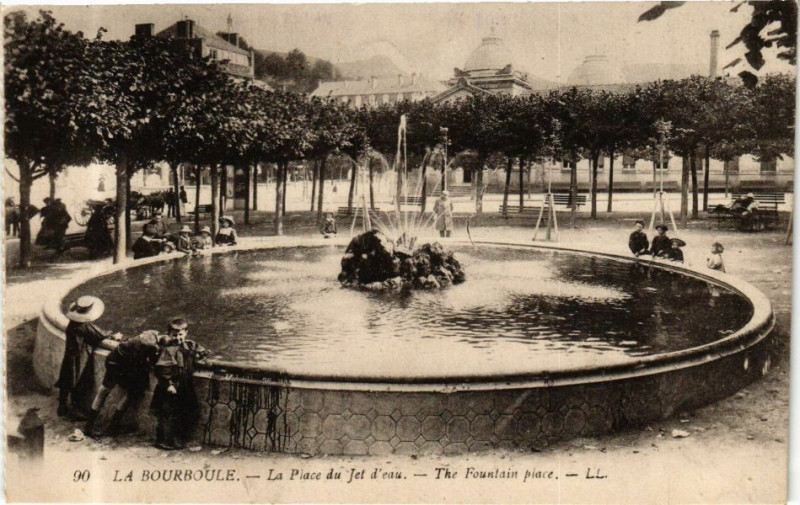 Carte postale ancienne La Bourboule-La Place du Jet d'eau - The Fontain place à La Bourboule