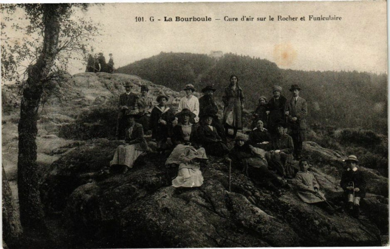 Carte postale ancienne La Bourboule-Cure d'air sur le Rocher et Funiculaire à La Bourboule