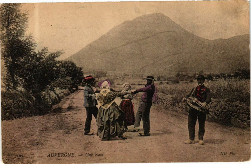 Carte postale ancienne Auvergne - Une Noce