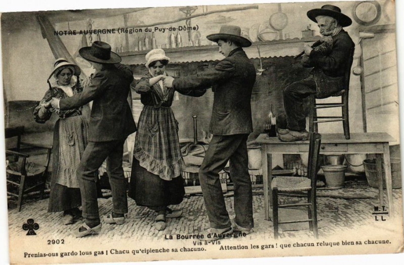 Carte postale ancienne Notre Auverdne (Region Puy-de-Dome) - La Bourrée d'Auvergne -
