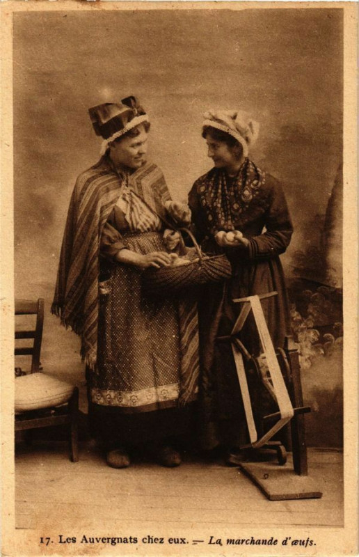 Carte postale ancienne Les Auvergnats chez eux - La marchande d'ceufs