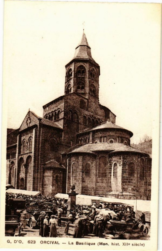 Carte postale ancienne G.D'O. - Orcival - La Basilique (Mon.hist.xii siecle) à Orcival