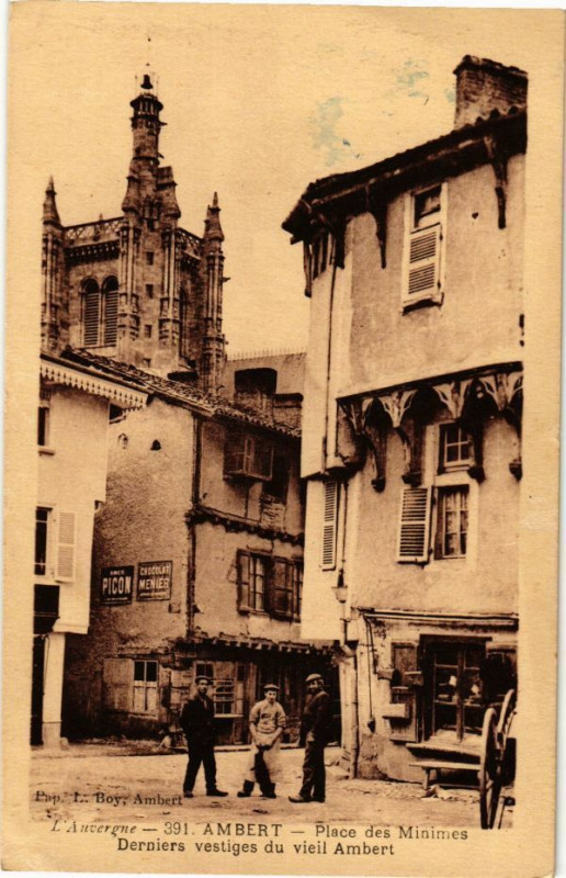 Carte postale ancienne L'Auvergne -Ambert - Place des Minimes -Derniers vestiges du vieil à Ambert