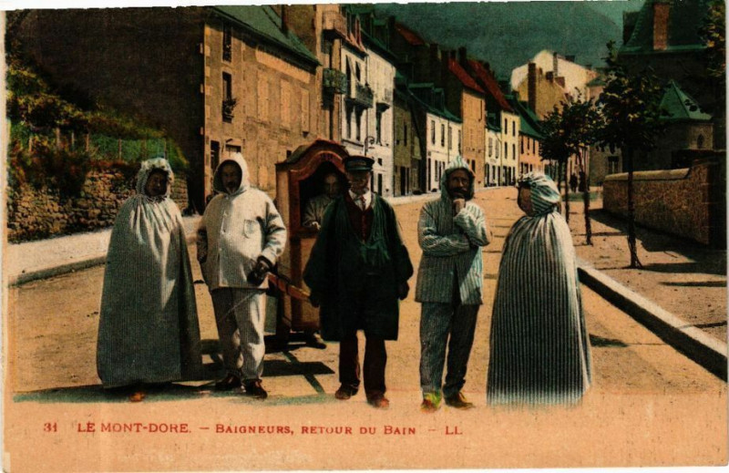 Carte postale ancienne Le Mont-Dore - Baigneurs retour du Bain à Mont-Dore