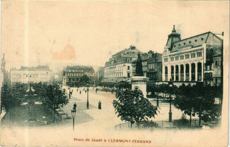 Carte postale ancienne Place de Jaude a Clermont-Ferrand à Clermont-Ferrand
