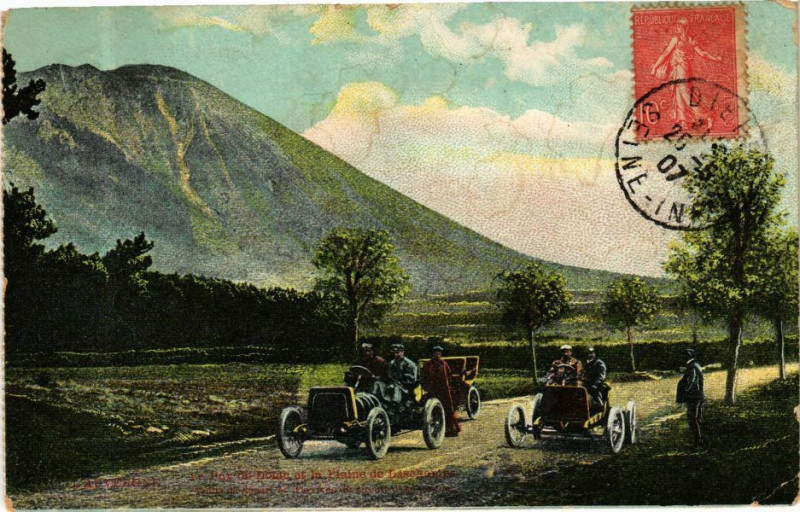 Carte postale ancienne Auvergne - Le Puy-de-Dome et la Plaine de