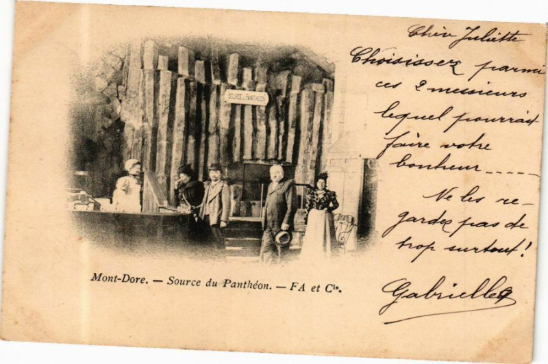 Carte postale ancienne Mont-Dore - Source du Pantheon Fa et Cle. à Mont-Dore
