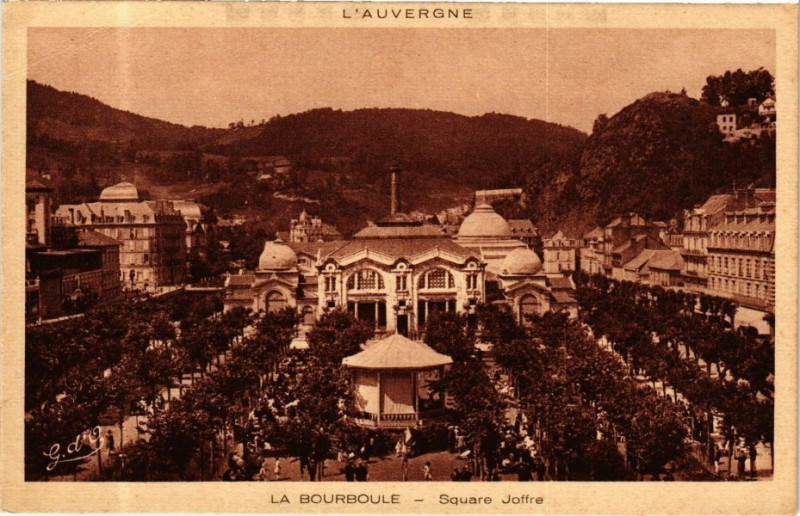 Carte postale ancienne L'Auvergne - La Bourboule - Square Joffre à La Bourboule