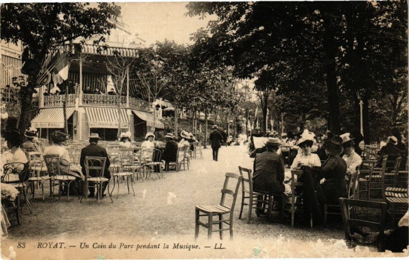 Carte postale ancienne Royat - Un Coin du Parc pendant la Musique à Royat
