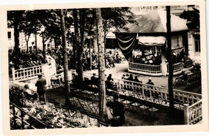 Carte postale ancienne Chatel-Guyon - Le Parc du Casino à Châtel-Guyon