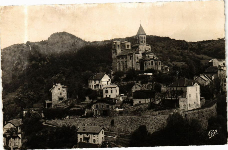 Carte postale ancienne Saint-Nectaire - Saint-Nectaire-le-Haut et l'Eglise à Saint-Nectaire
