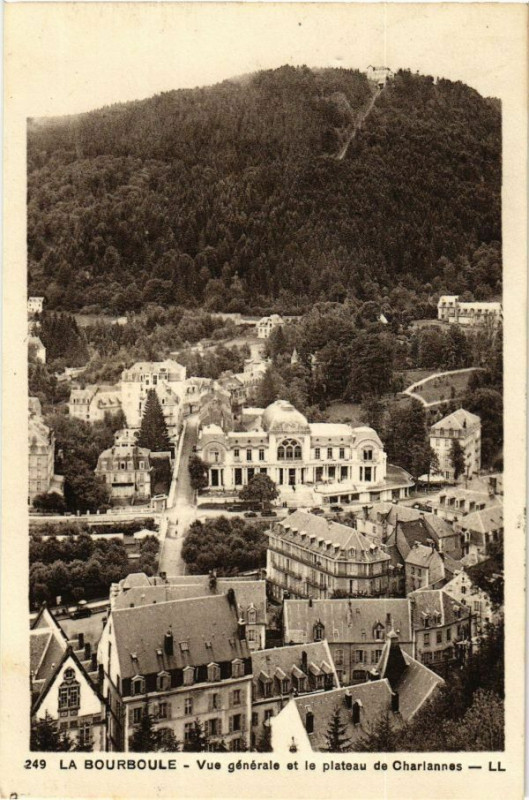 Carte postale ancienne La Bourboule - Vue générale et le plateau de Chariannes à La Bourboule