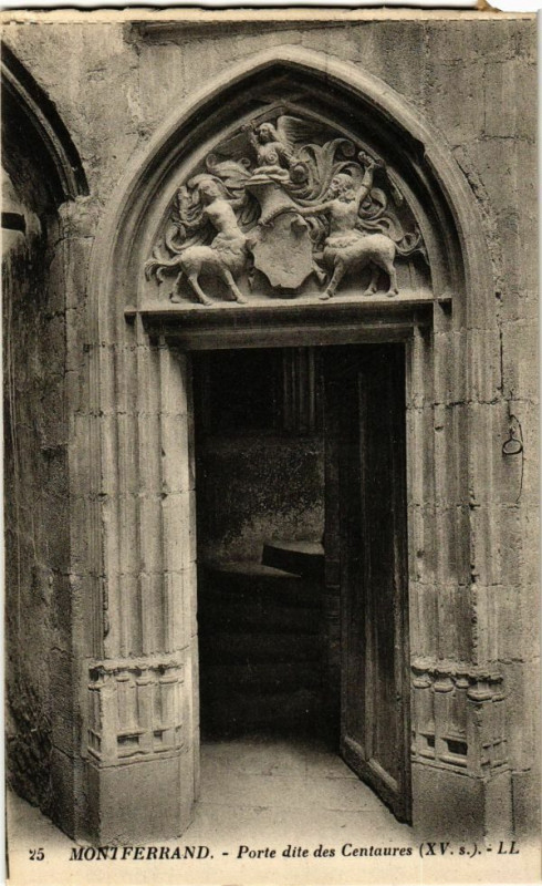 Carte postale ancienne Montferrand - Porte dite des Centaures