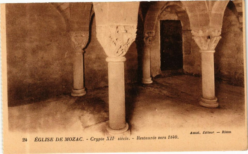 Carte postale ancienne Eglise de Mozac - Crypte Xii siecle - Restaurée vers 1840 à Mozac