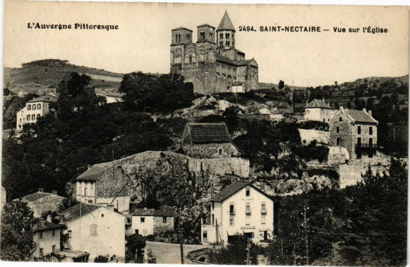 Carte postale ancienne Saint-Nectaire - Vue sur l'Eglise à Saint-Nectaire