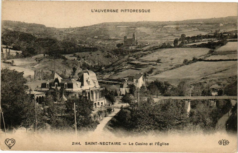 Carte postale ancienne Saint-Nectaire - Le casino et l'Eglise à Saint-Nectaire