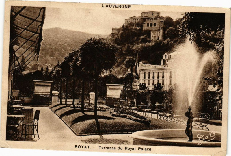 Carte postale ancienne Royat - Terrasse du Royat palace à Royat