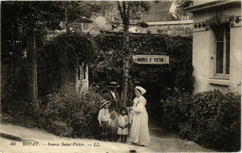Carte postale ancienne Royat - Source St-victor à Royat